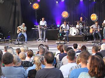 Die Band "I am from Austria" begeisterte auf der Seebühne ihr Publikum mit Hits der letzten 30 Jahre. Foto: Gerda Völk
