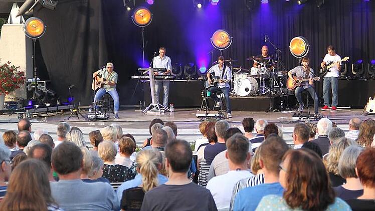 Die Band "I am from Austria" begeisterte auf der Seebühne ihr Publikum mit Hits der letzten 30 Jahre. Foto: Gerda Völk