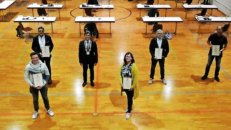 Bürgermeister Thomas Sechser (Vierter von links) verabschiedete sechs Gemeinderäte und einen Ortssprecher, die ab 1. Mai nicht mehr dem Ratsgremium angehören. Das sind, von links: Dieter Dümmler, Tobias Thomann, Manfred Eichhorn, Christine Stark, Thomas Karg, Norbert Gülta und Reiner Renner.  Fotos: Christian Licha