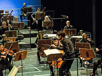 Intensives Spiel trotz vorgeschriebener Corona-Abstände: Das Philharmonische Orchester begeisterte unter der Leitung von Johannes Braun beim Start in die neue Konzertsaison. Die Holz- und Blechbläser des Orchesters im Hintergrund sind durch Plexiglasscheiben von den Streichern getrennt.Foto: Jochen Berger