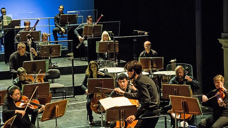 Intensives Spiel trotz vorgeschriebener Corona-Abstände: Das Philharmonische Orchester begeisterte unter der Leitung von Johannes Braun beim Start in die neue Konzertsaison. Die Holz- und Blechbläser des Orchesters im Hintergrund sind durch Plexiglasscheiben von den Streichern getrennt.Foto: Jochen Berger