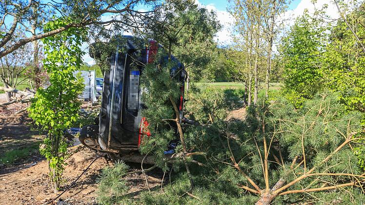Auto kommt von Stra&szlig;e ab und kracht in Baumschule: Fahrer &uuml;bersteht Unfall leicht verletzt