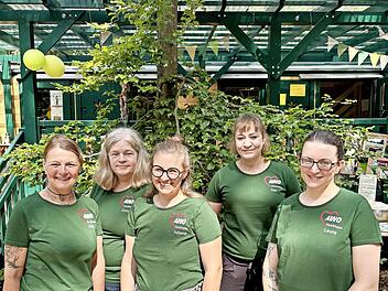 Leiterin Ulla Denzler (l.) und ihr Team vom Erlebnis- und Waldkindergarten Willersdorf freuen sich über die offizielle Eröffnung.