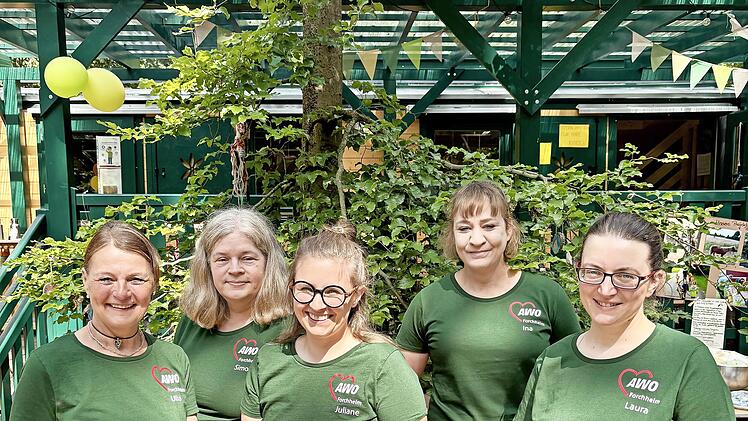 Leiterin Ulla Denzler (l.) und ihr Team vom Erlebnis- und Waldkindergarten Willersdorf freuen sich über die offizielle Eröffnung.