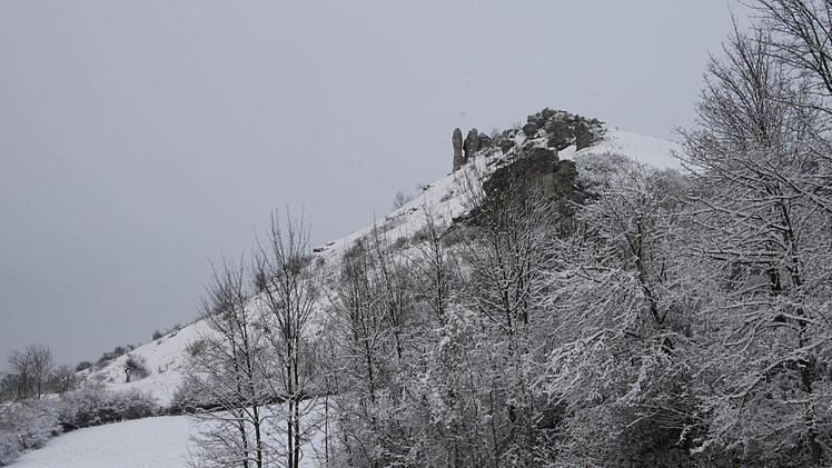 Am  Startpunkt der Winterwanderung  in Schlaifhausen. Den Gipfel fest im Blick.