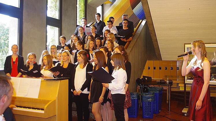 Katharina Lurz und der Chor stimmten "From a Distance" an.