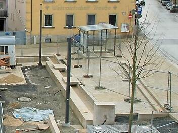 Es kann bald weitergehen: Die Lücken im Maßbacher Marktplatz könnten bald geschlossen werden. Die Stein-Lieferung aus China ist eingetroffen und wird gerade für die Maß genaue Verlegung bearbeitet. Foto: Heike Beudert