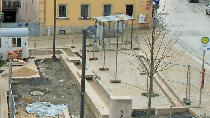 Es kann bald weitergehen: Die Lücken im Maßbacher Marktplatz könnten bald geschlossen werden. Die Stein-Lieferung aus China ist eingetroffen und wird gerade für die Maß genaue Verlegung bearbeitet. Foto: Heike Beudert