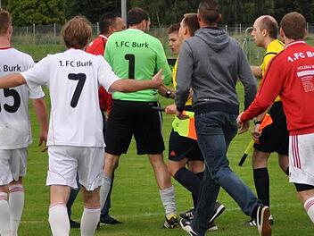 Im Mittelpunkt: Schiedsrichter Fabian Panzer vom SV Priesendorf sah sich nach dem Schlusspfiff und der Roten Karte gegen den Burker Spielertrainer Mario Herrmannsdörfer einer Vielzahl von Protesten ausgesetzt.  Foto: Leo Hühnlein