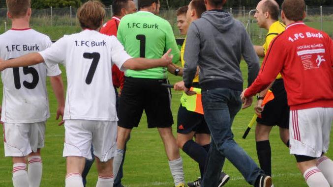 Im Mittelpunkt: Schiedsrichter Fabian Panzer vom SV Priesendorf sah sich nach dem Schlusspfiff und der Roten Karte gegen den Burker Spielertrainer Mario Herrmannsdörfer einer Vielzahl von Protesten ausgesetzt.  Foto: Leo Hühnlein
