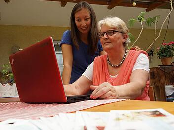Gudrun Binder (rechts) übergibt die Vereinsgeschäfte an Eliza Mandieva. Foto: Arkadius Guzy