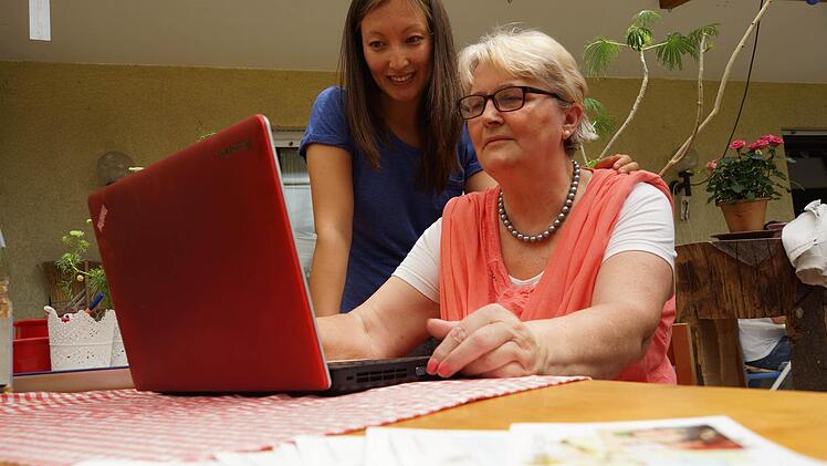 Gudrun Binder (rechts) übergibt die Vereinsgeschäfte an Eliza Mandieva. Foto: Arkadius Guzy