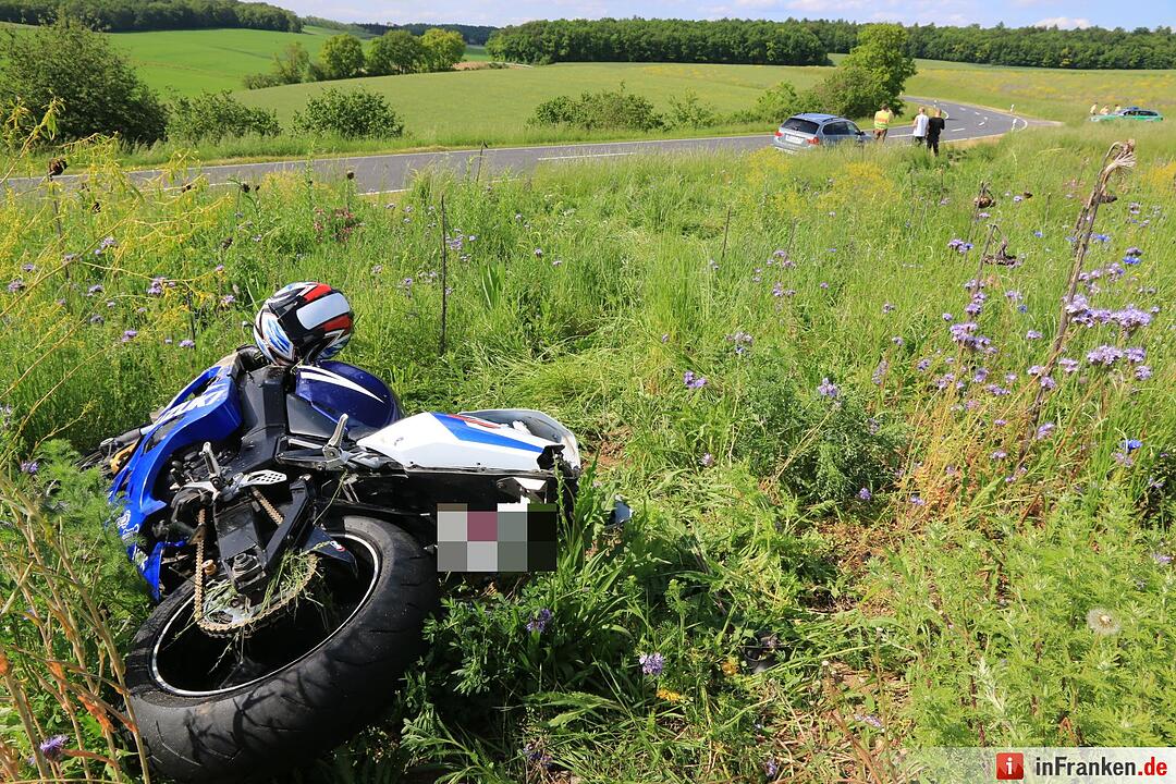 Verfolgungsjagd endet dramatisch - Biker fluechtet vor Polizei und stuerzt schwer