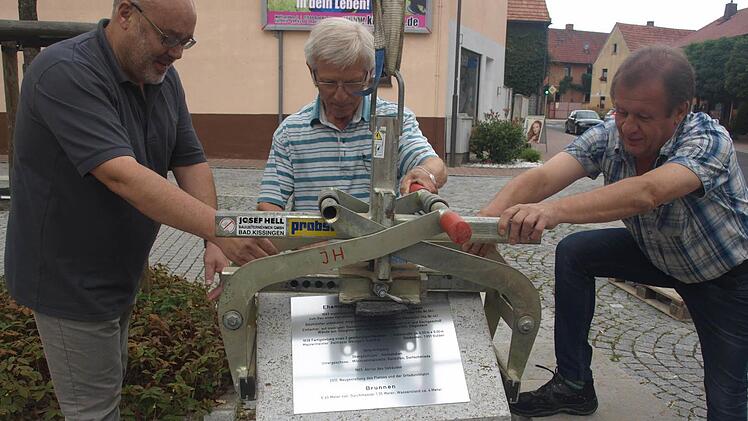 Im Zuge der Erneuerung der Ortsdurchfahrt entstand an der Ecke Haupt-/Alte Rathausstraße ein kleiner Platz, wo früher das alte Rathaus stand. An dieses Gebäude erinnern die in Sitzhöhe errichteten Grundmauern. Um deren Bedeutung zu verdeutlichen, spendierten die Jagdgenossen einen Gedenkstein. Foto: Stefan Geiger