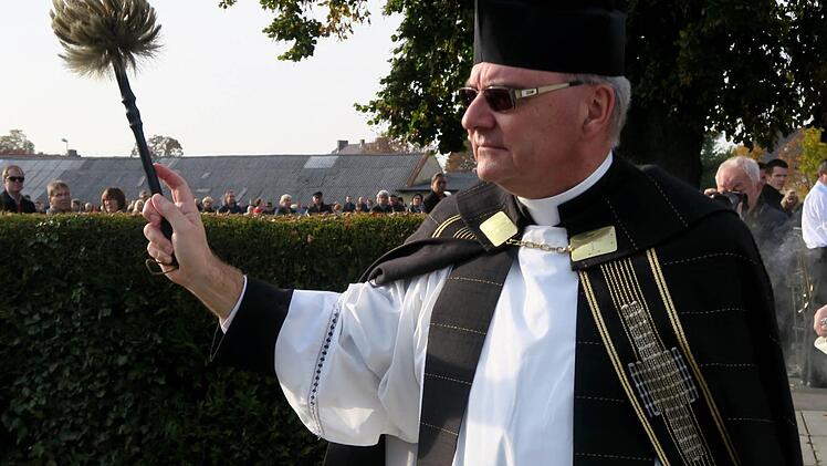 Besprengung der Gräber  Foto: Johanna Blum