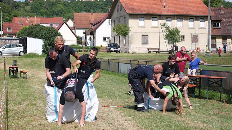 Zeitgleich hüpfen und den Sack nach vorne bringen ist gar nicht so einfach..