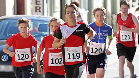 Die Spitzengruppe bei den Sch&uuml;lern, Sieger Oskar Bayer (Nummer 102), Zweiter Leonhard Sauer (120) und der Drittplatzierte Tobias R&ouml;&szlig; (119), mit Elias van den H&ouml;&ouml;vel (129) und Lukas Sch&auml;fer (121) auf der Strecke in Zeil