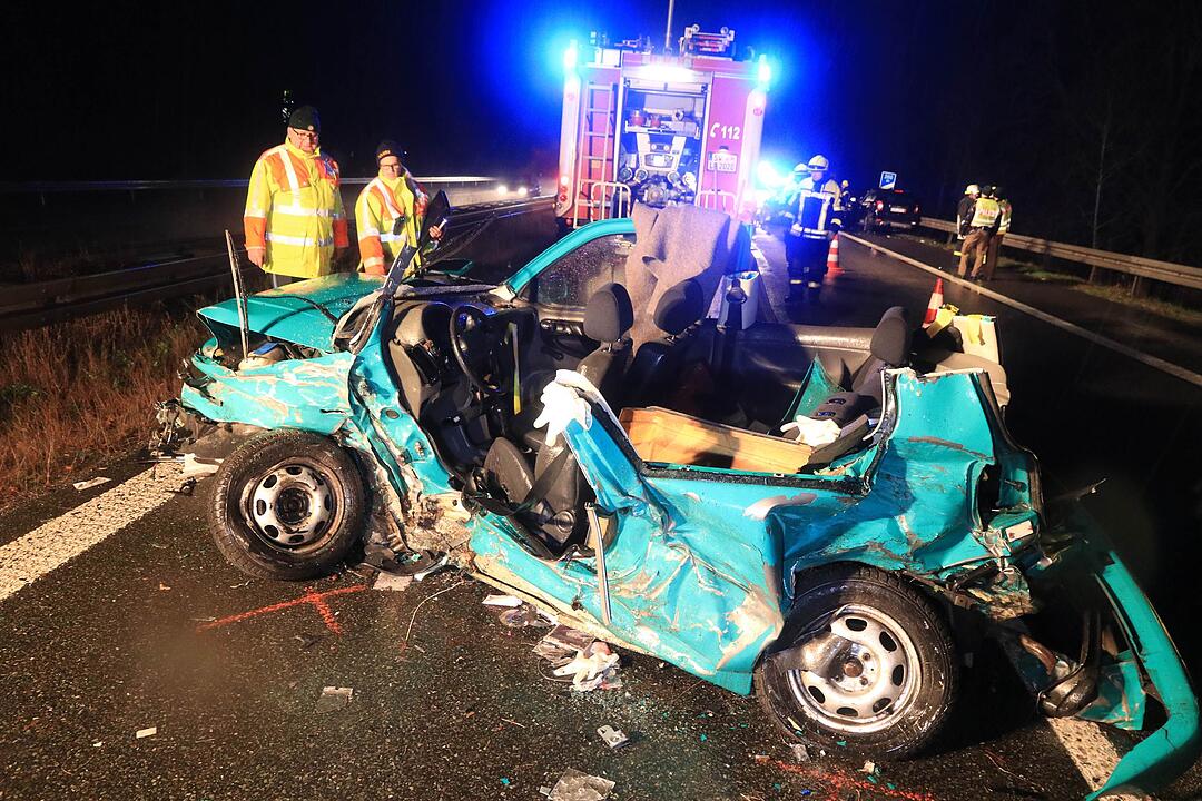 Drei Fahrzeuge krachen in Unfallstelle