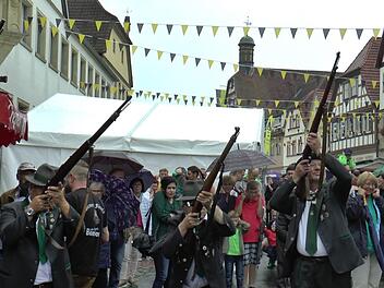 Die Schützengesellschaft Ebern gab den Startschuss für das 29. Eberner Altstadtfest.Christian Licha