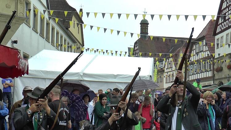 Die Schützengesellschaft Ebern gab den Startschuss für das 29. Eberner Altstadtfest.Christian Licha