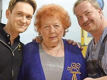 Roy Fischer (links) und Alexander Ludwig ehren Elfriede Stey mit der "goldenen Kamera" der Theatergruppe Stockheim. Foto: K.-H. Hofmann