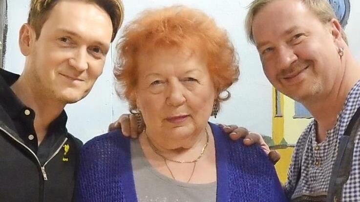 Roy Fischer (links) und Alexander Ludwig ehren Elfriede Stey mit der "goldenen Kamera" der Theatergruppe Stockheim. Foto: K.-H. Hofmann