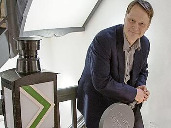 Rolf-Bernhard Essig stellt die Weichen f&uuml;r seine Sprichwort-Tour. Foto: Georg Poehlein