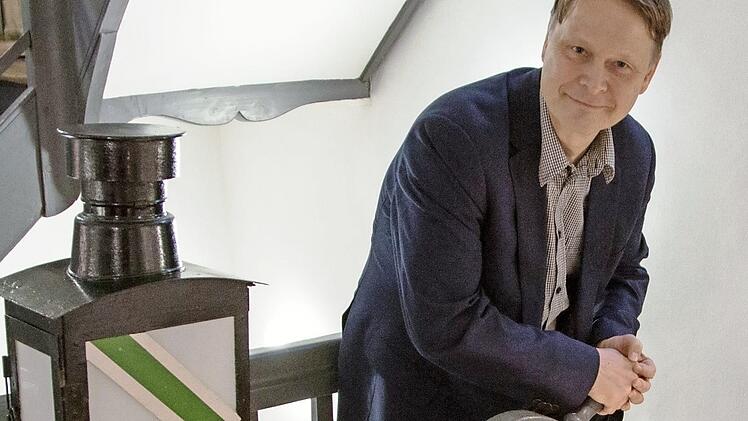 Rolf-Bernhard Essig stellt die Weichen f&uuml;r seine Sprichwort-Tour. Foto: Georg Poehlein