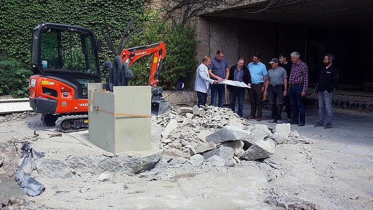 Bürgermeister Wolfgang Beiergrößlein (von links), Thomas Kropf, Uwe Koch, Hauptamtsleiter Stefan Wicklein sowie (ab Zweiter von rechts) Jürgen Zschach und Jan Wachter überzeugten sich im Gespräch mit den Bauarbeitern vom Fortschritt der Maßnahme.  Heike Schülein