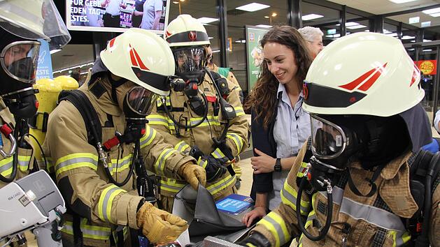 Die Kirchweih&uuml;bung der Ebersdorfer Feuerwehr f&uuml;hrte die Atemschutzger&auml;tetr&auml;ger in den Aldi-Markt - eine &Uuml;berraschung, die bei allen Beteiligten gut ankam. - Foto: Alexandra Kemnitzer