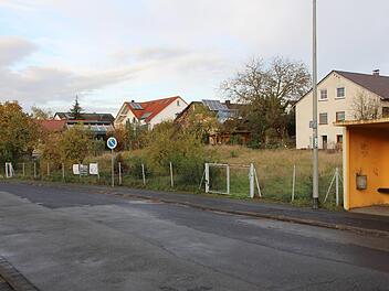 Auf diesem Grundstück in der Inastraße sind zwei Mehrfamilienhäuser geplant. Die Bushaltestelle (rechts) bleibt. Foto: Andreas Dorsch