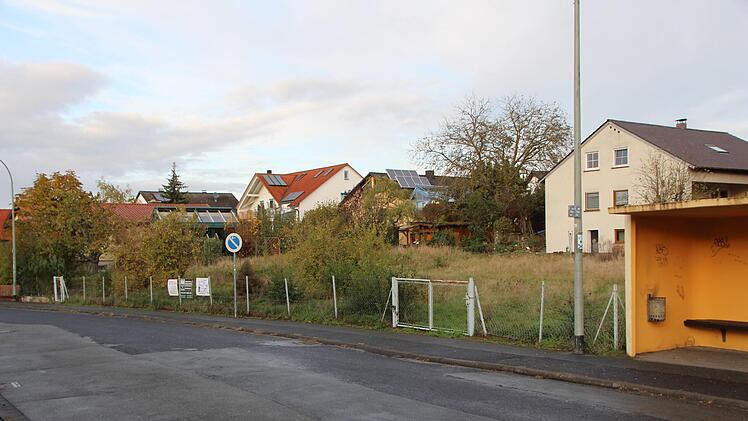 Auf diesem Grundstück in der Inastraße sind zwei Mehrfamilienhäuser geplant. Die Bushaltestelle (rechts) bleibt. Foto: Andreas Dorsch