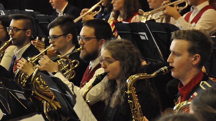 Für viele junge Musiker im Landkreis ist das Kreisjugendblasorchesters Bad Kissingen die einzige Möglichkeit, einmal in einem großen symphonischen Blasorchester mitzuspielen. Mit einem bombastischen Konzert begeisterten sie jetzt ihre Zuhörer. Fotos: Peter Klopf