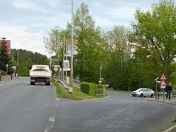Das Gefälle zwischen Kreisstraße und Schloßstraße in Heroldsbach gibt nicht viele Spielräume für Verbesserungen. An dem Geländer in der Bildmitte wird eine rollstuhlgerechte Rampe enden. Foto: Pauline Lindner