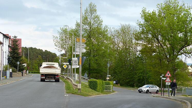Das Gefälle zwischen Kreisstraße und Schloßstraße in Heroldsbach gibt nicht viele Spielräume für Verbesserungen. An dem Geländer in der Bildmitte wird eine rollstuhlgerechte Rampe enden. Foto: Pauline Lindner