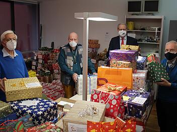 Brüne Soltau, Werner Zimmermann, German Hacker und Michael Baltz (v. l.) sind begeistert von der Menge an Geschenken.      Foto: Verena Stephan