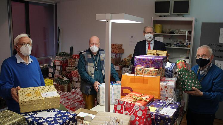 Brüne Soltau, Werner Zimmermann, German Hacker und Michael Baltz (v. l.) sind begeistert von der Menge an Geschenken.      Foto: Verena Stephan