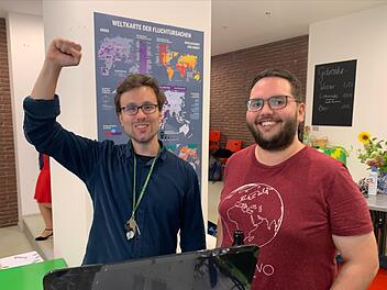 Kurz vor 1 Uhr kann Johannes Wagner (links) endlich jubeln: Er hat es in den Bundestag geschafft! Mit im Bild der Vorstandssprecher der Coburger Grünen, Kevin Klüglein.