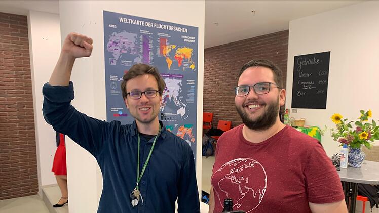 Kurz vor 1 Uhr kann Johannes Wagner (links) endlich jubeln: Er hat es in den Bundestag geschafft! Mit im Bild der Vorstandssprecher der Coburger Grünen, Kevin Klüglein.