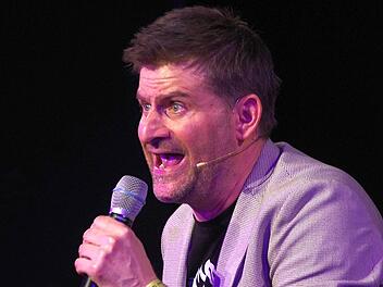 Mit einer herrlich unausgewogenen Mischung aus subtilem Nonsens, radebrechender Satire und frech-rockigen Liedern begeisterte Michael Altinger  sein Publikum in  Bad Kissingen. Foto: Klaus Werner