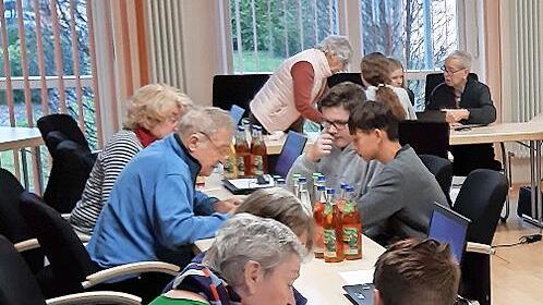 Durch das Handy-Projekt kommen sich die Generationen schnell näher.