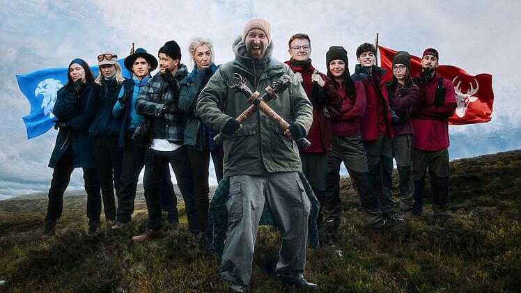In den schottischen Highlands k&auml;mpfen bei "Terrain - Battle of the Flags" zwei Teams um die Flaggen ihrer Gegner: Helge Mark (von links), Merleperle, Kaan, CrispyRob, Starletnova, Host Torge Oelrich, CastCrafter, Rosemondy, Wichtiger, Felikah und L&eacute;zan sorgen f&uuml;r m&auml;chtig Wirbel.