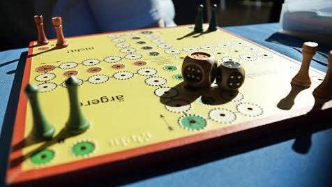 Ein Mensch-ärgere-dich-nicht-Spiel mit Tasthilfen