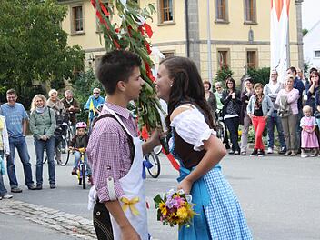 Das Warten hat sich gelohnt: Eva Steger und Johannes Keiner durften zum ersten Mal mittanzen auf der Kerwa in Weppersdorf. Foto: Sonja Werner