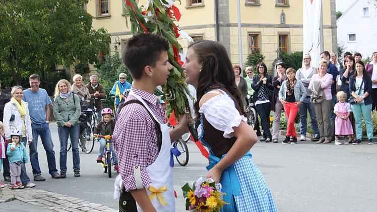 Das Warten hat sich gelohnt: Eva Steger und Johannes Keiner durften zum ersten Mal mittanzen auf der Kerwa in Weppersdorf. Foto: Sonja Werner