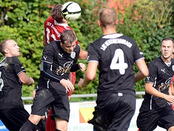 Mit viel Einsatzfreude und einer geschlossenen Mannschaftsleistung hebelten die Pumas (schwarze Trikots) den Spitzenreiter aus Kornburg aus und feierten einen nicht für möglich gehaltenen Sieg. Fotos: herzopress