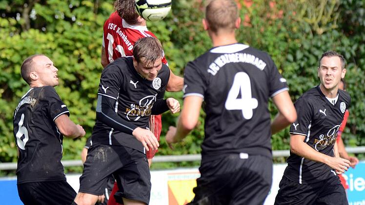 Mit viel Einsatzfreude und einer geschlossenen Mannschaftsleistung hebelten die Pumas (schwarze Trikots) den Spitzenreiter aus Kornburg aus und feierten einen nicht für möglich gehaltenen Sieg. Fotos: herzopress