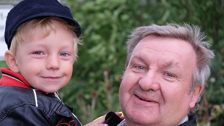Wallfahrtsführer Bruno Zink mit Enkel Felix.  Foto: Gerd Schaar