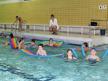 Planschen im Hallenbad - wie hier in Bad Kissingen - gefällt fast allen Kindern. Doch immer weniger können Schwimmen. Trotzdem fällt der Schwimmunterricht in vielen Schulen aus, obwohl er in der 3. Klasse auf dem Lehrplan steht. So auch in Nüdlingen. Seit der Schließung des Münnerstädter Hallenbades weiß die Schule nicht mehr wohin. Das Kissinger Hallenbad ist ausgelastet. Foto: Annett Luedeke/ Archiv