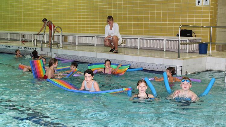 Planschen im Hallenbad - wie hier in Bad Kissingen - gefällt fast allen Kindern. Doch immer weniger können Schwimmen. Trotzdem fällt der Schwimmunterricht in vielen Schulen aus, obwohl er in der 3. Klasse auf dem Lehrplan steht. So auch in Nüdlingen. Seit der Schließung des Münnerstädter Hallenbades weiß die Schule nicht mehr wohin. Das Kissinger Hallenbad ist ausgelastet. Foto: Annett Luedeke/ Archiv